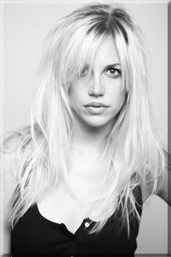 Lyndsay Evans - Female Percussionist to add excitement to any DJ set.